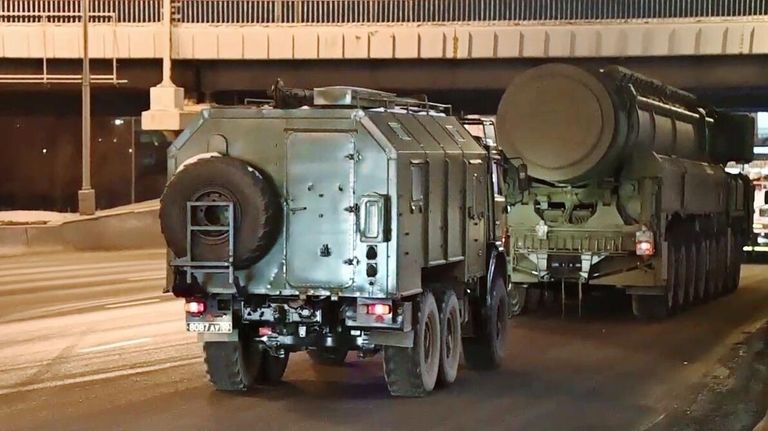 Колонна ПГРК Ярс совершает марш для подготовки к военному параду 9 мая Колонна ПГРК Ярс совершает марш для подготовки к военному параду 9 мая