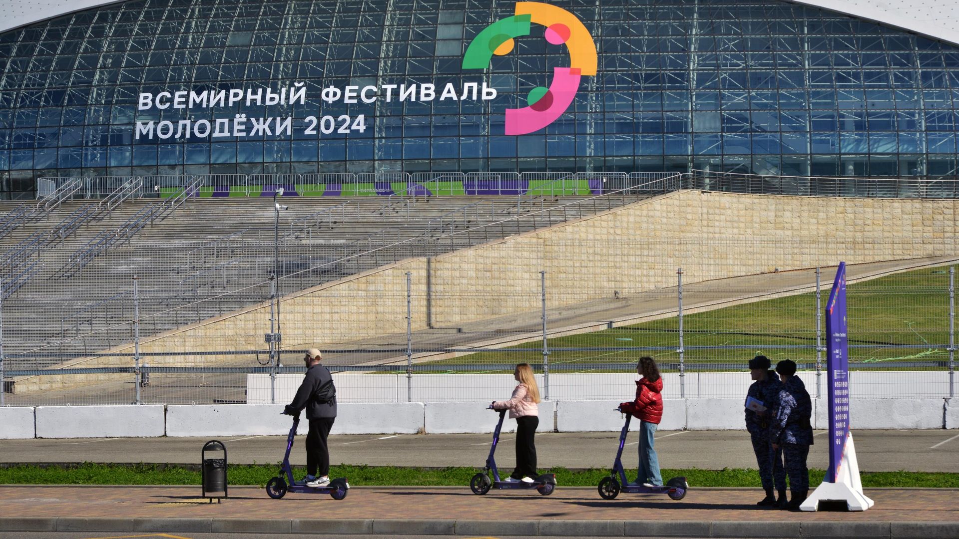 Прохожие рядом с федеральной территорией Сириус во время подготовки ко Всемирному фестивалю молодежи в Сочи Прохожие рядом с федеральной территорией Сириус во время подготовки ко Всемирному фестивалю молодежи в Сочи - РИА Новости, 1920, 01.03.2024