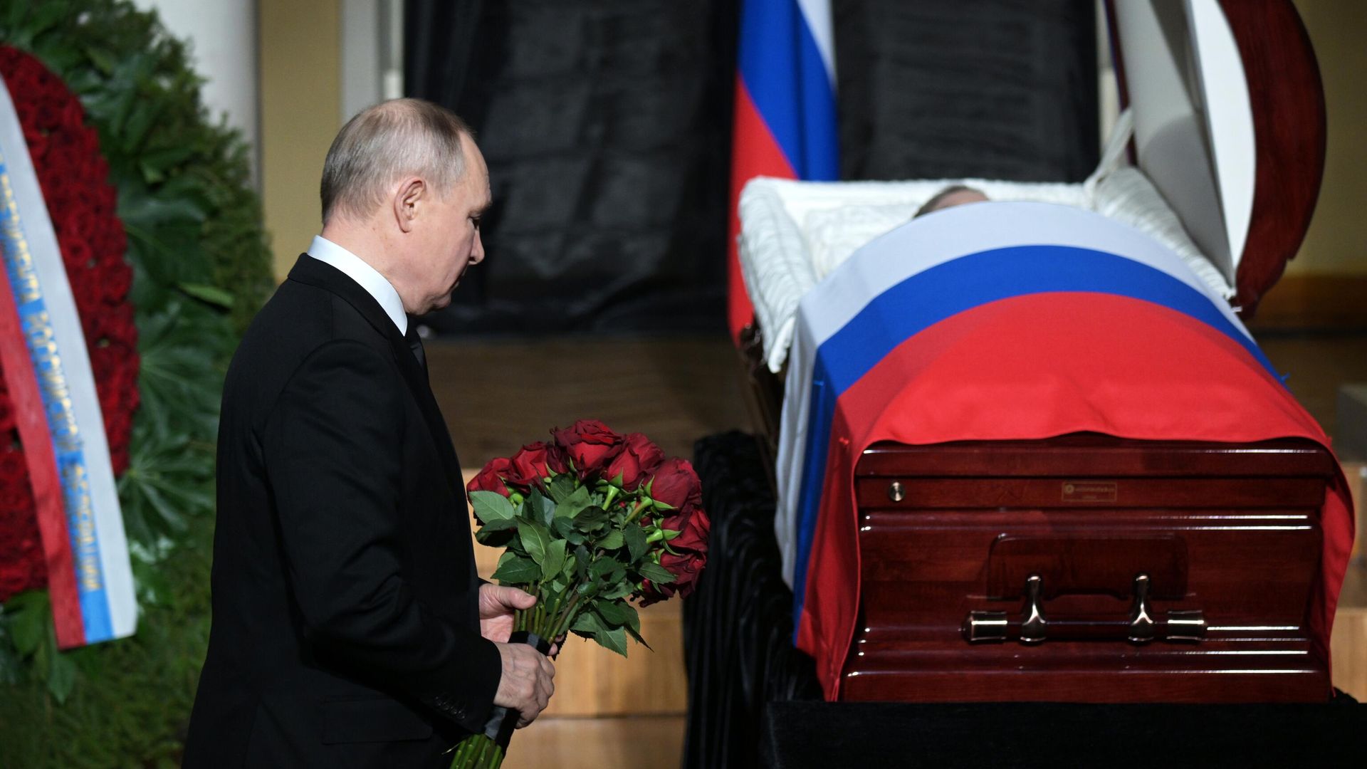 Президент России Владимир Путин общается с близкими председателя Верховного суда России Вячеслава Лебедева на церемонии прощания в Колонном зале Дома союзов в Москве. 28 февраля 2024 Президент России Владимир Путин общается с близкими председателя Верховного суда России Вячеслава Лебедева на церемонии прощания в Колонном зале Дома союзов в Москве. 28 февраля 2024 - РИА Новости, 1920, 28.02.2024