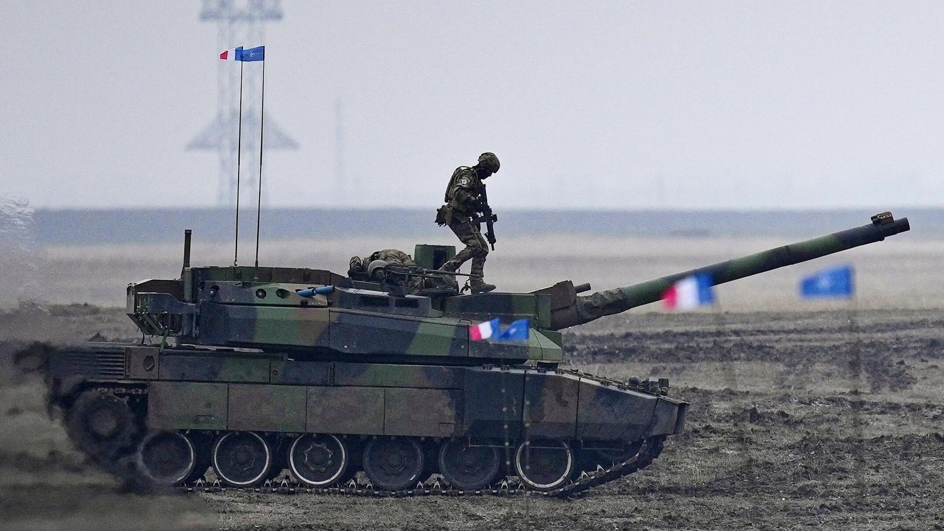 Французский военнослужащий на основном боевом танке Леклерк во время учений - РИА Новости, 1920, 08.07.2026