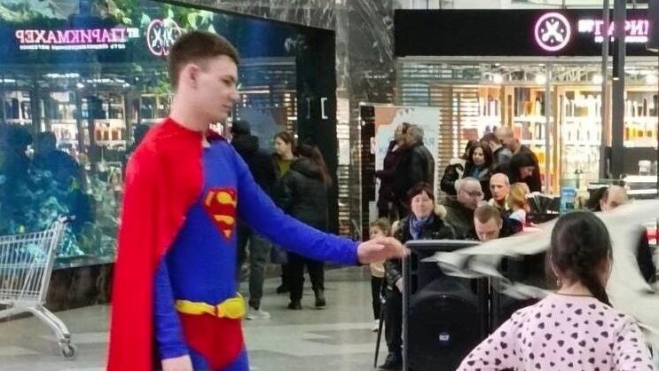 Аниматор в костюме Супермена в торговом центре МегаГРИНН в Белгороде Аниматор в костюме Супермена в торговом центре МегаГРИНН в Белгороде - РИА Новости, 1920, 28.02.2024