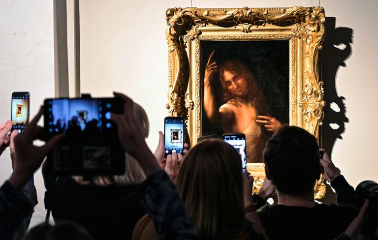 Посетители фотографируют картину Ангел на открытии выставки Новые загадки картин Леонардо да Винчи в Государственном Эрмитаже Посетители фотографируют картину Ангел на открытии выставки Новые загадки картин Леонардо да Винчи в Государственном Эрмитаже