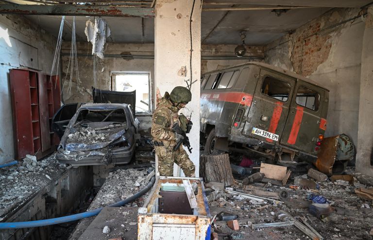 Боец 55-й мотострелковой бригады Центрального военного округа (ЦВО) на зачистке Авдеевки Донецкой народной республики Боец 55-й мотострелковой бригады Центрального военного округа (ЦВО) на зачистке Авдеевки Донецкой народной республики