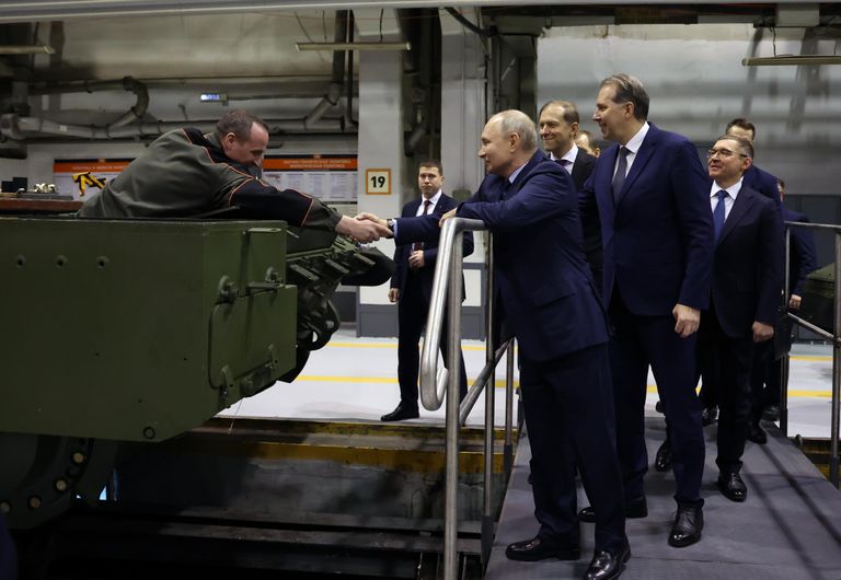 Президент РФ Владимир Путин приветствует рабочего во время посещения АО Научно-производственная корпорация Уралвагонзавод в Нижнем Тагил Президент РФ Владимир Путин приветствует рабочего во время посещения АО Научно-производственная корпорация Уралвагонзавод в Нижнем Тагил