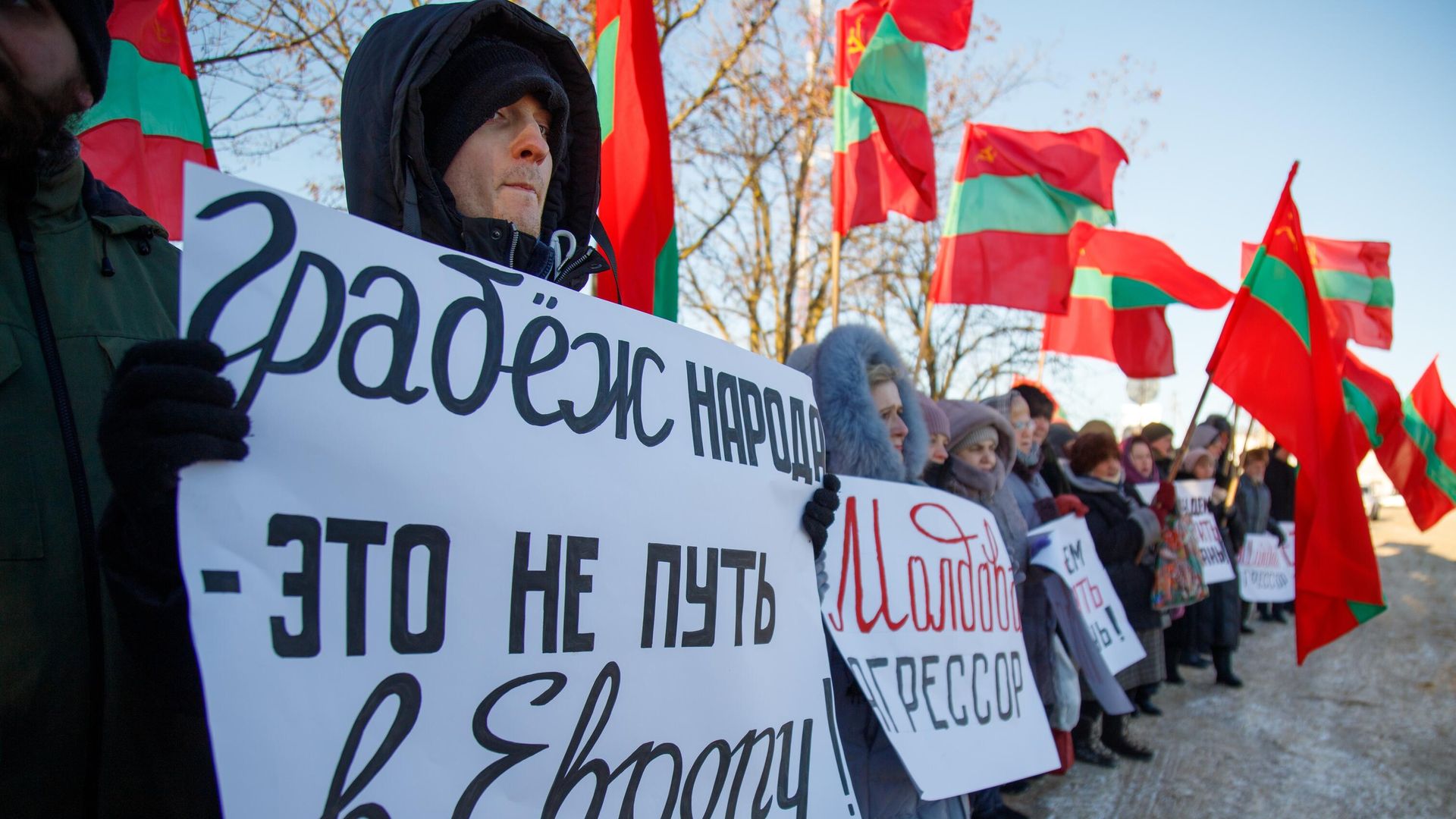 Участники акции протеста против введения Молдовой таможенных пошлин для предприятий Приднестровья Участники акции протеста против введения Молдовой таможенных пошлин для предприятий Приднестровья - РИА Новости, 1920, 11.03.2024