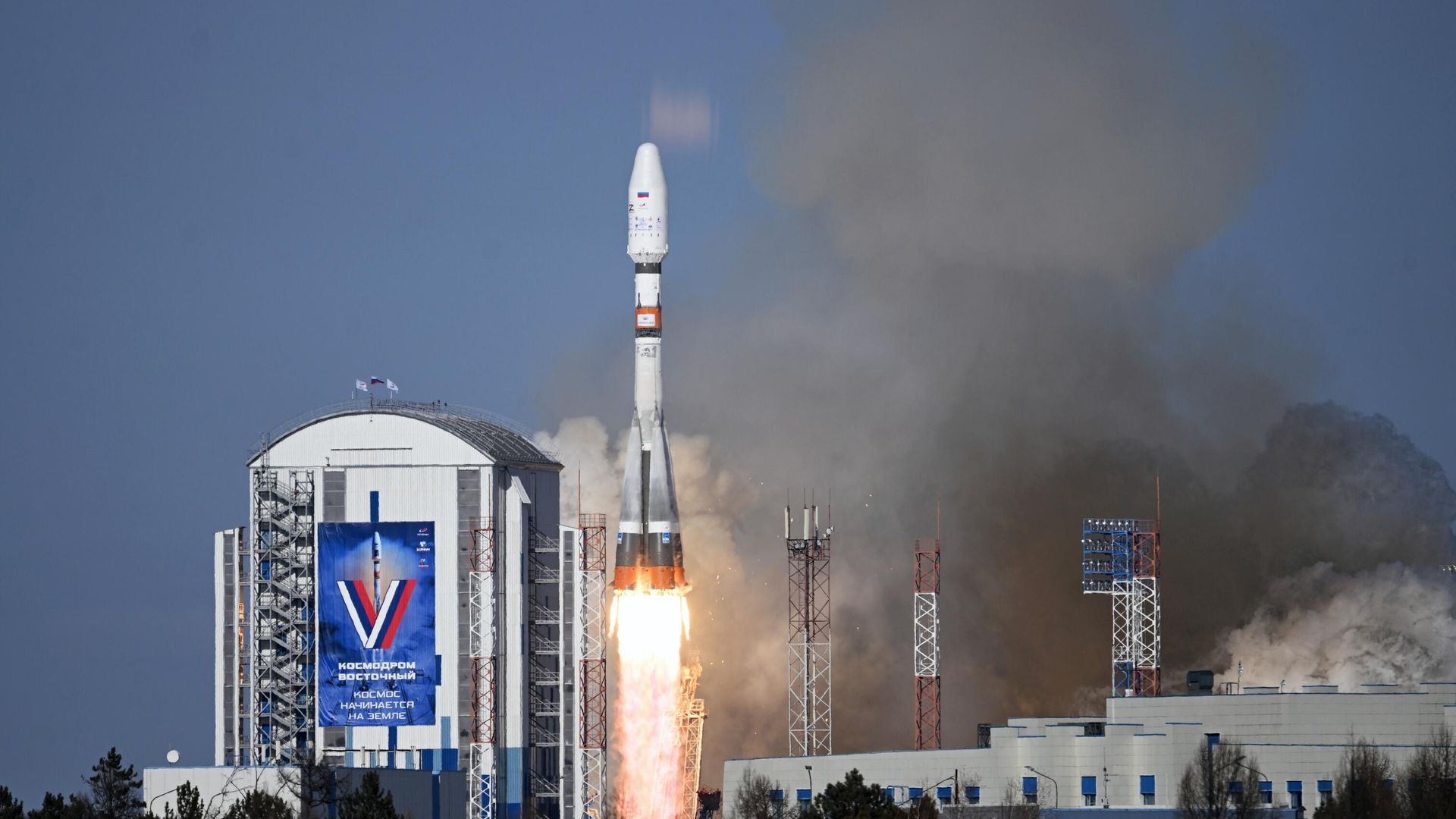 Запуск ракеты Союз-2.1б со спутниками с космодрома Восточный Запуск ракеты Союз-2.1б со спутниками с космодрома Восточный - РИА Новости, 1920, 12.04.2024