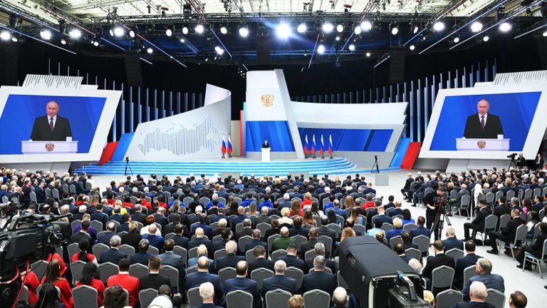Президент РФ Владимир Путин обращается с посланием к Федеральному собранию Президент РФ Владимир Путин обращается с посланием к Федеральному собранию