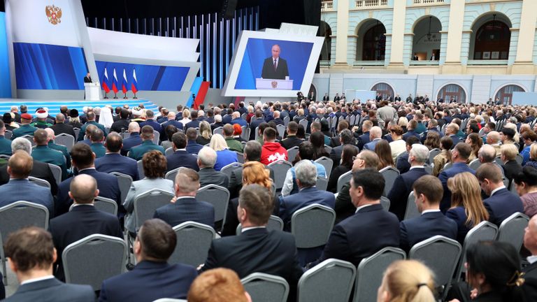 Президент РФ Владимир Путин выступает с ежегодным посланием к Федеральному собранию Президент РФ Владимир Путин выступает с ежегодным посланием к Федеральному собранию