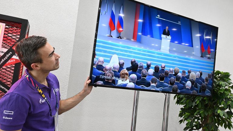 Участник турнира Игры Будущего смотрит трансляцию ежегодного послания президента РФ Владимира Путина к Федеральному Собранию в Казани Участник турнира Игры Будущего смотрит трансляцию ежегодного послания президента РФ Владимира Путина к Федеральному Собранию в Казани
