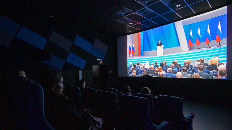 Люди смотрят трансляцию ежегодного послания президента РФ Владимира Путина к Федеральному Собранию в кинотеатре в ТРК Шкиперский молл в Санкт-Петербурге Люди смотрят трансляцию ежегодного послания президента РФ Владимира Путина к Федеральному Собранию в кинотеатре в ТРК Шкиперский молл в Санкт-Петербурге