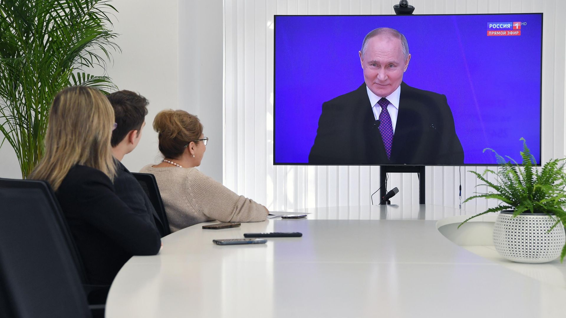 Трансляция ежегодного послания президента РФ Владимира Путина к Федеральному Собранию в штабе общественной поддержки Республики Крым в Симферополе Трансляция ежегодного послания президента РФ Владимира Путина к Федеральному Собранию в штабе общественной поддержки Республики Крым в Симферополе - РИА Новости, 1920, 29.02.2024