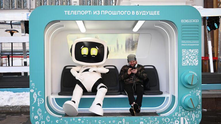 Посетитель в капсуле с роботом Посетитель в капсуле с роботом