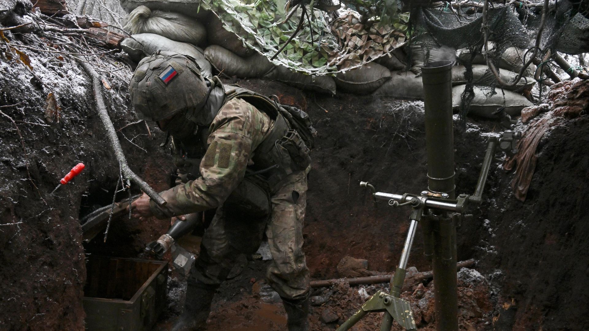 Военнослужащий ВС РФ подготавливает 82мм миномет в зоне СВО Военнослужащий ВС РФ подготавливает 82мм миномет в зоне СВО - РИА Новости, 1920, 16.03.2024