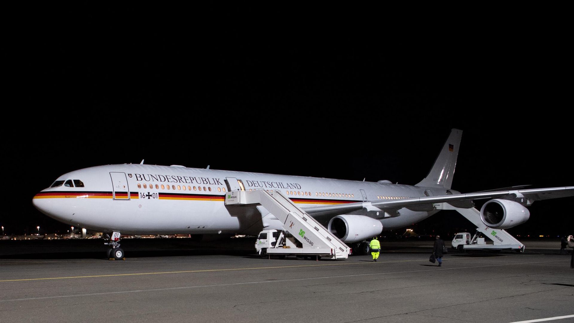 Самолет Airbus A340 Конрад Аденауэр, принадлежащий правительству Германии Самолет Airbus A340 Конрад Аденауэр, принадлежащий правительству Германии - РИА Новости, 1920, 01.03.2024