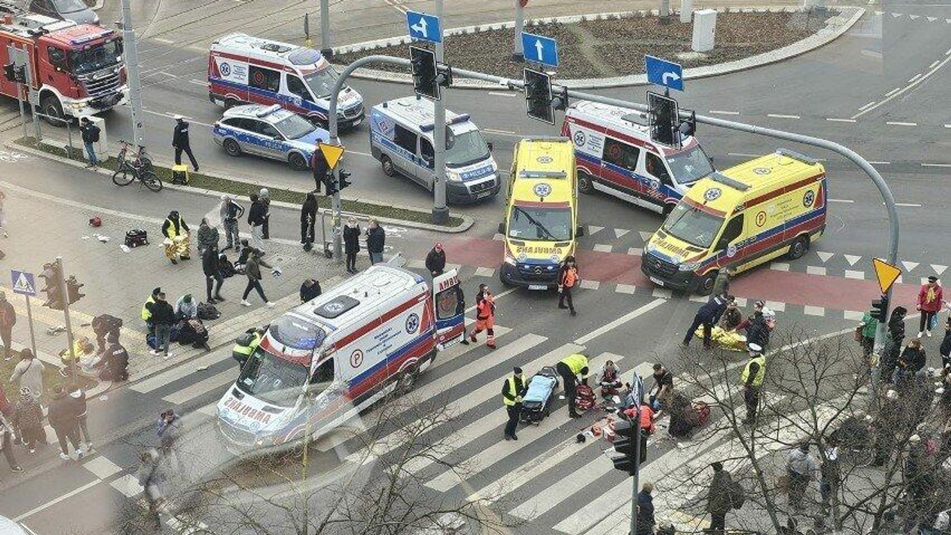 Машины экстренных служб в центре польского Щецина, где легковой автомобиль въехал в толпу людей - РИА Новости, 1920, 01.03.2024