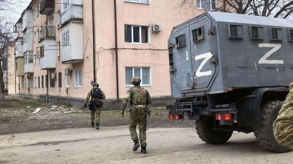Сотрудники правоохранительных органов во время контртеррористической операции в Карабулаке Сотрудники правоохранительных органов во время контртеррористической операции в Карабулаке - РИА Новости, 1920, 04.03.2024