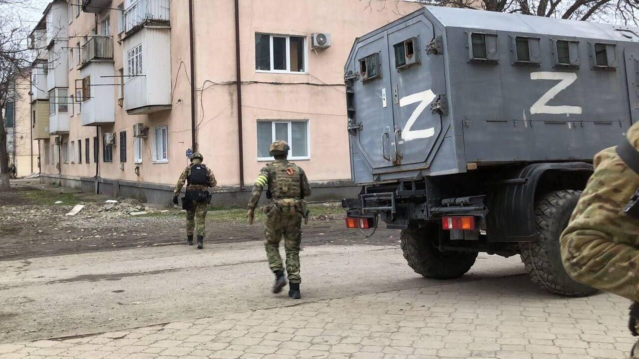 Сотрудники правоохранительных органов во время контртеррористической операции в Карабулаке Сотрудники правоохранительных органов во время контртеррористической операции в Карабулаке - РИА Новости, 1920, 03.03.2024