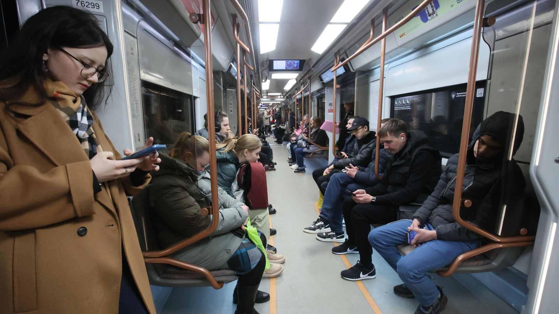 Пассажиры в вагоне поезда Большой кольцевой линии московского метрополитена - РИА Новости, 1920, 03.03.2024