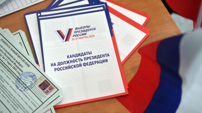 Справочные материалы на избирательном участке № 294 в ходе досрочного голосования на выборах президента РФ в поселке Аскания-Нова в Херсонской области