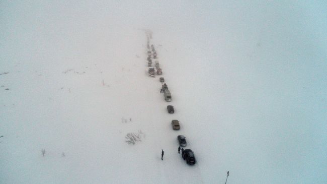 Колонна из машин на горном перевале к селу Териберка