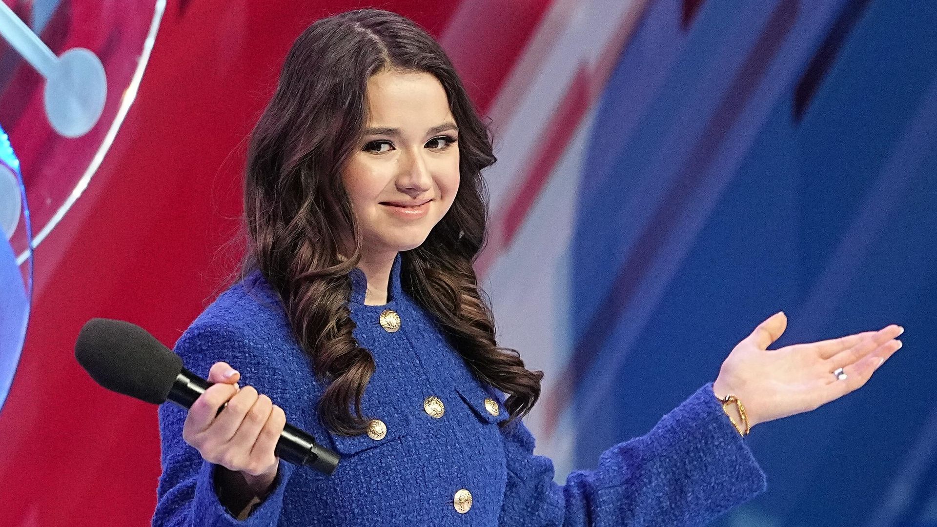 Ведущая Камила Валиева во время командного турнира на Чемпионате России по прыжкам по фигурному катанию в Москве. Ведущая Камила Валиева во время командного турнира на Чемпионате России по прыжкам по фигурному катанию в Москве. - РИА Новости, 1920, 08.07.2025