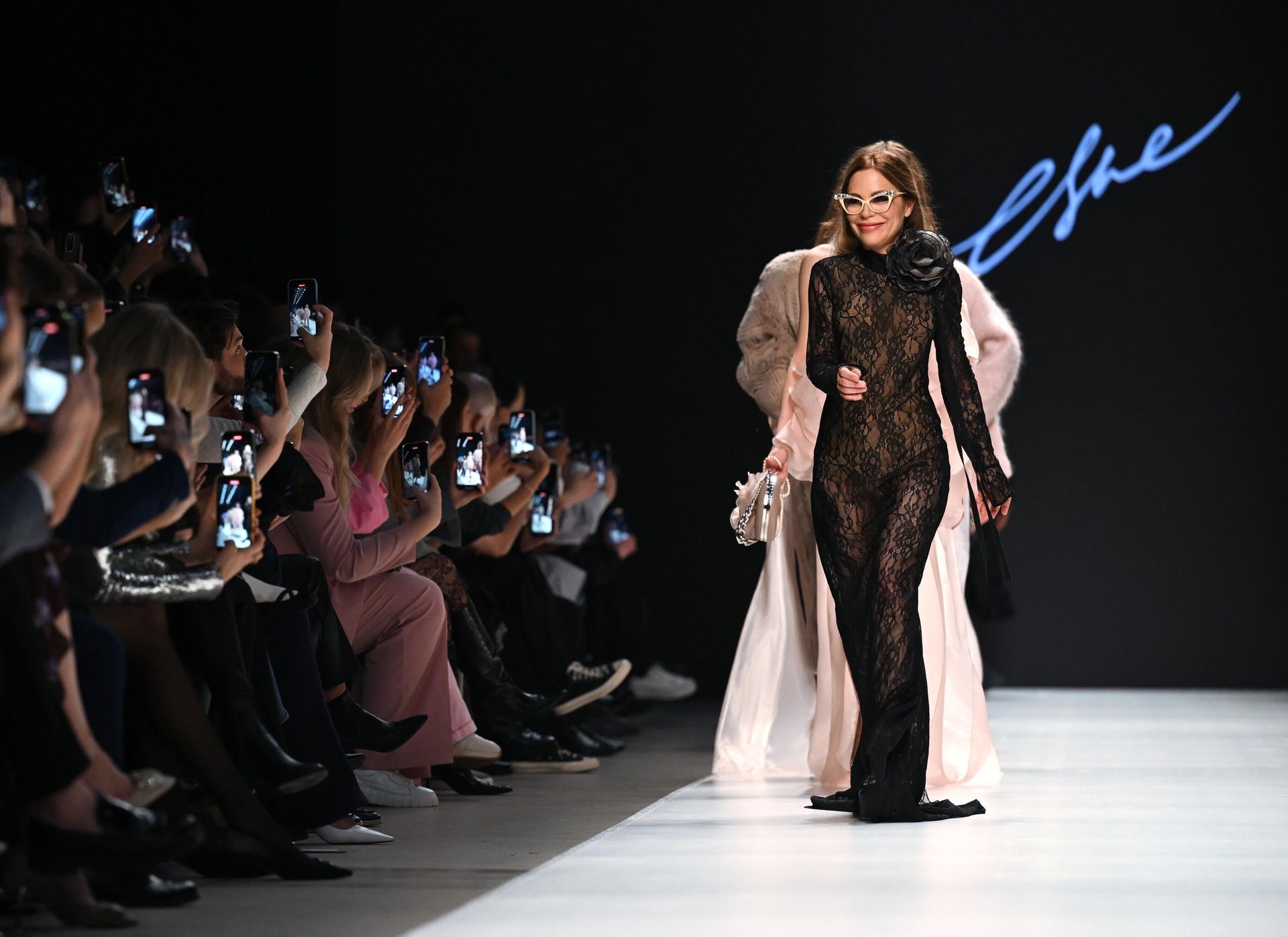 Итальянская актриса Орнелла Мути перед показом одежды из коллекции MaisonESVE в рамках Московской недели моды - РИА Новости, 1920, 23.07.2026