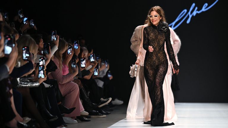 Итальянская актриса Орнелла Мути перед показом одежды из коллекции MaisonESVE в рамках Московской недели моды Итальянская актриса Орнелла Мути перед показом одежды из коллекции MaisonESVE в рамках Московской недели моды