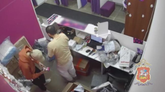 Сотрудники пункта выдачи заказов, подозреваемые в хищении вещей