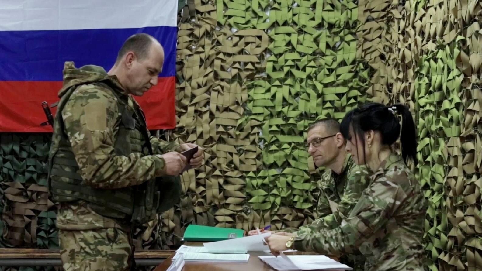Военнослужащий Вооруженных сил РФ голосует на досрочных выборах президента РФ в зоне проведения специальной военной операции - РИА Новости, 1920, 14.03.2024