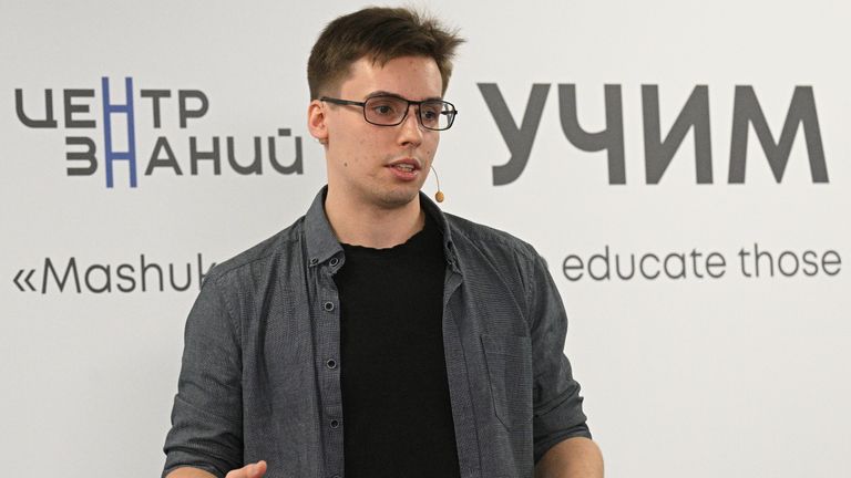 Сценарист VR-проекта Игра ремесел. VR-погружение в мир народных промыслов Руслан Жигалов выступает на мастер-классе РИА Новости Режиссура и геймдизайн в журналистских XR-проектах в рамках Всемирного фестиваля молодежи на федеральной территории Сириус