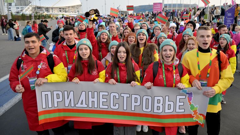 Участники фестиваля из Приднестровья во время шествия молодежи стран мира на федеральной территории Сириус