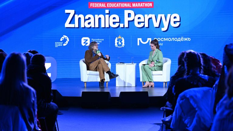 Кинорежиссер, музыкант Эмир Кустурица выступает на встрече Удивительный мир Эмира Кустурицы: творчество, взгляды, жизнь в рамках Всемирного фестиваля молодежи на федеральной территории Сириус