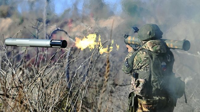 Военнослужащий ВС РФ стреляет из реактивного пехотного огнемета