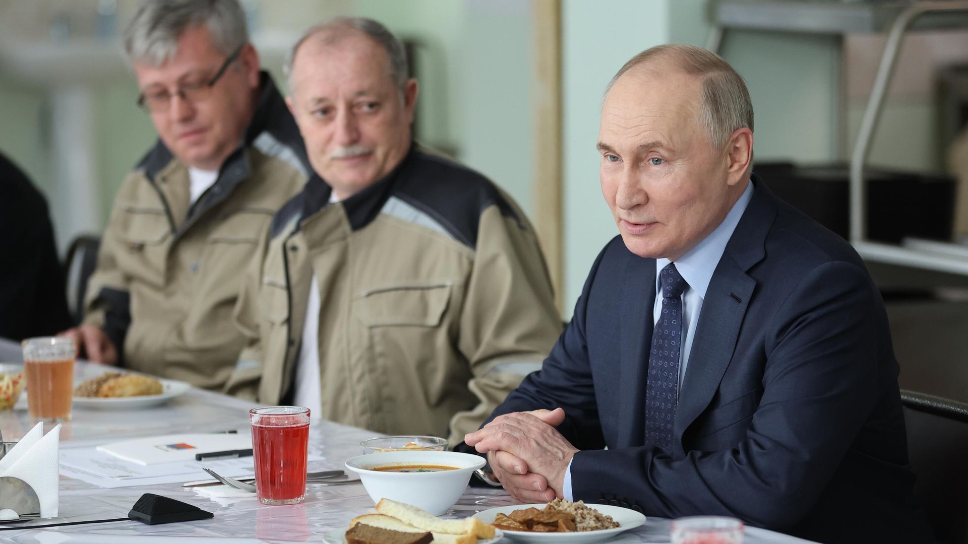  Президент РФ Владимир Путин во время встречи с сотрудниками тепличного комплекса ООО Солнечный дар в Ставрополе - РИА Новости, 1920, 05.03.2024