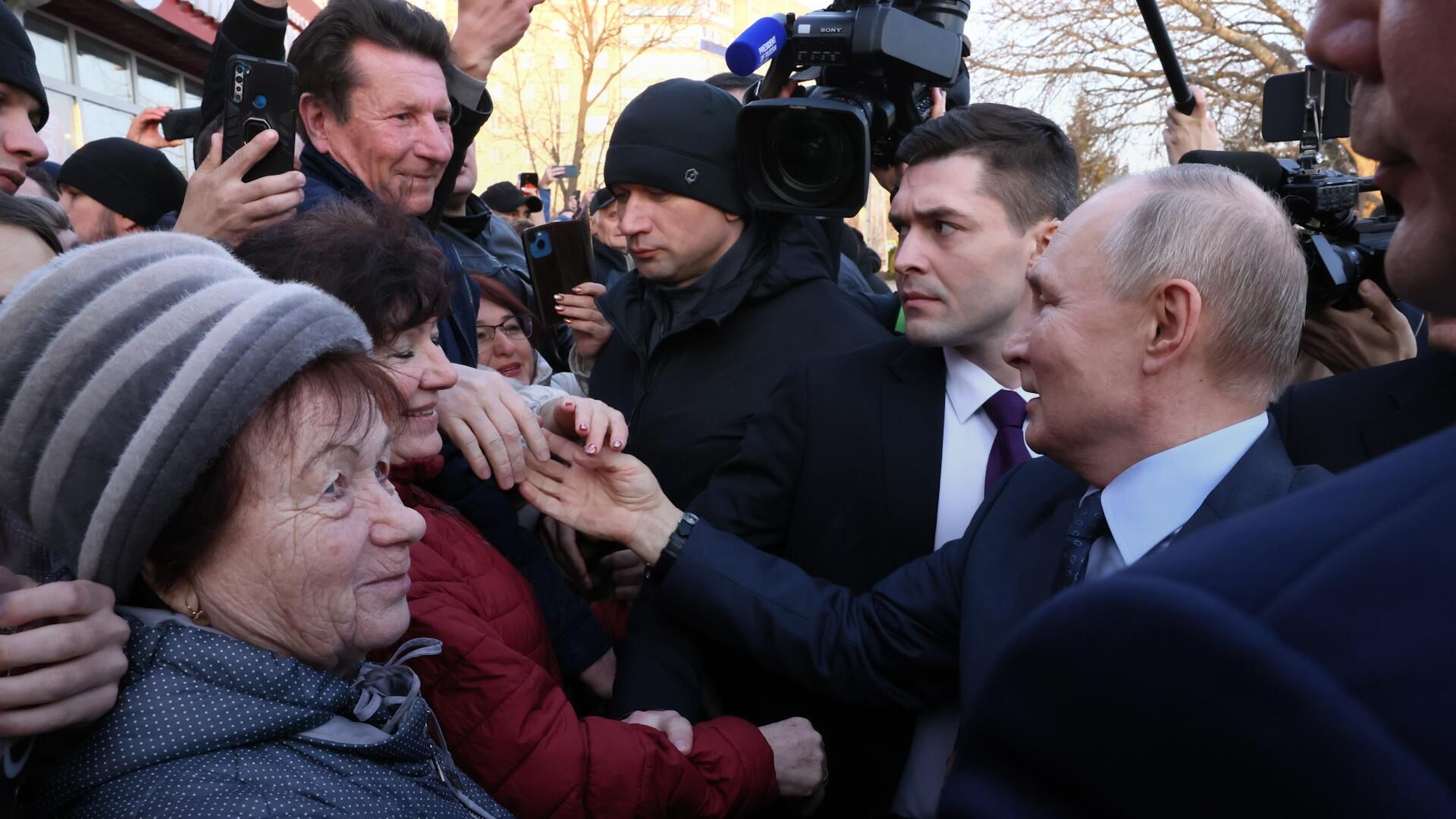 Путин встретился с жителями Солнечнодольска. Кадры из Ставропольского края Путин встретился с жителями Солнечнодольска. Кадры из Ставропольского края - РИА Новости, 1920, 05.03.2024