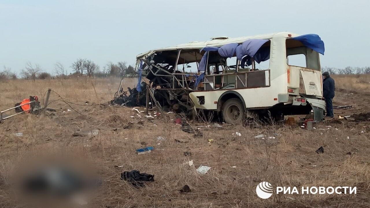 Автобус, подорвавшийся на мине под Кировском в ЛНР Автобус, подорвавшийся на мине под Кировском в ЛНР - РИА Новости, 1920, 06.03.2024