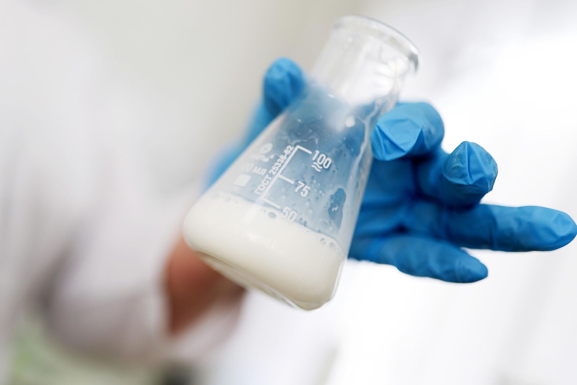 Проверка молочной продукции в лаборатории Проверка молочной продукции в лаборатории - РИА Новости, 1920, 06.03.2024