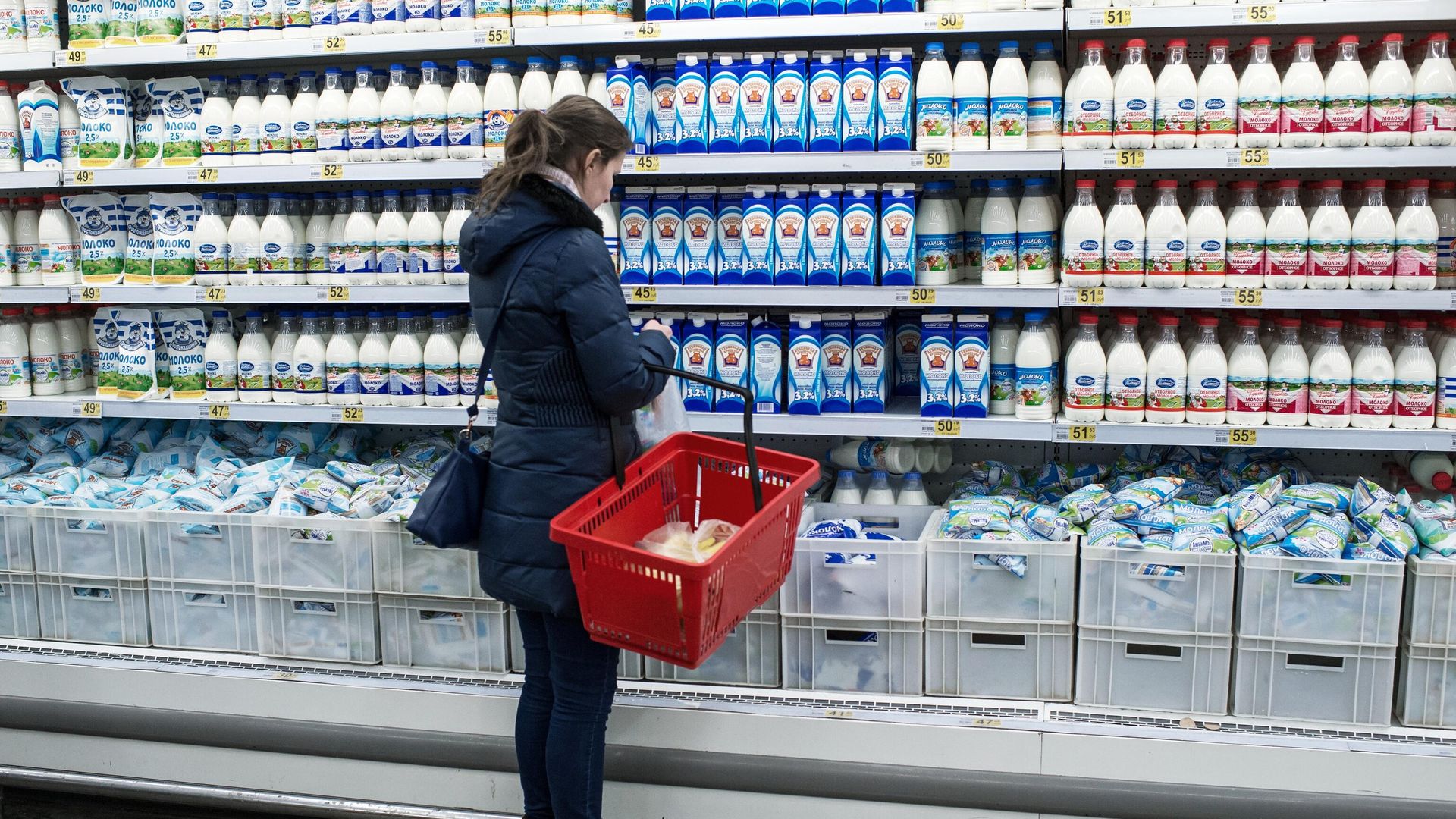 Покупатель у прилавка с молочной продукцией в магазине Покупатель у прилавка с молочной продукцией в магазине - РИА Новости, 1920, 05.02.2025