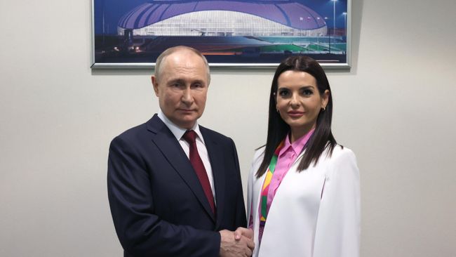 Президент РФ Владимир Путин и глава Гагаузской автономии Молдавии Евгения Гуцул на Всемирном фестивале молодёжи на федеральной территории Сириус.
