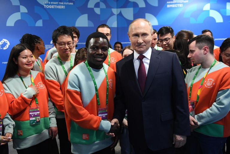 Президент РФ Владимир Путин фотографируется с обучающимися в России иностранными студентами - участниками Всемирного фестиваля молодёжи на федеральной территории Сириус Президент РФ Владимир Путин фотографируется с обучающимися в России иностранными студентами - участниками Всемирного фестиваля молодёжи на федеральной территории Сириус