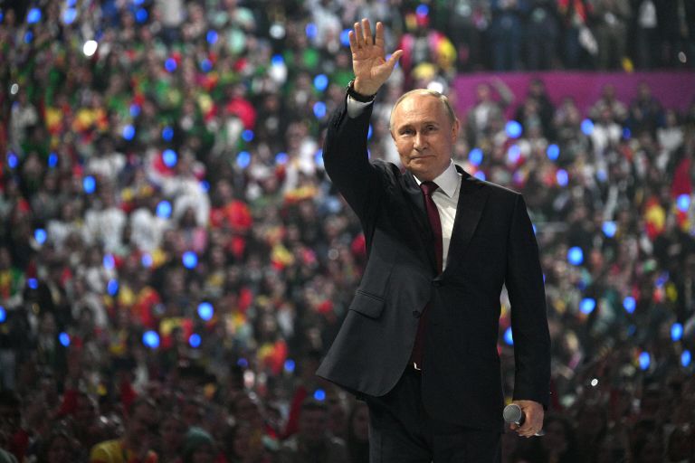 Президент РФ Владимир Путин выступает на церемонии закрытия Всемирного фестиваля молодежи Президент РФ Владимир Путин выступает на церемонии закрытия Всемирного фестиваля молодежи