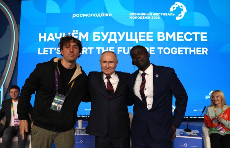 Президент РФ Владимир Путин фотографируется с участниками Всемирного фестиваля молодёжи на федеральной территории Сириус Президент РФ Владимир Путин фотографируется с участниками Всемирного фестиваля молодёжи на федеральной территории Сириус