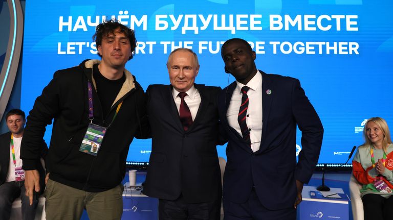  Президент РФ Владимир Путин фотографируется с участниками Всемирного фестиваля молодёжи на федеральной территории Сириус