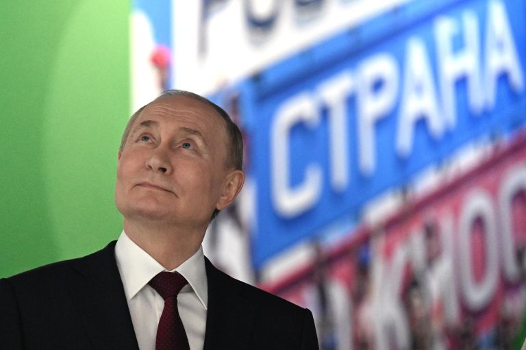 Президент РФ Владимир Путин осматривает выставочное пространство Международный аэропорт Всемирного фестиваля молодежи на федеральной территории Сириус Президент РФ Владимир Путин осматривает выставочное пространство Международный аэропорт Всемирного фестиваля молодежи на федеральной территории Сириус