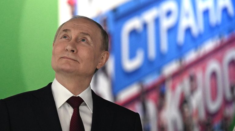 Президент РФ Владимир Путин осматривает выставочное пространство Международный аэропорт Всемирного фестиваля молодежи на федеральной территории Сириус