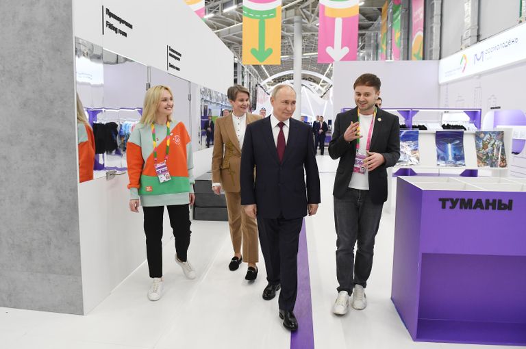 Президент РФ Владимир Путин осматривает выставочное пространство Международный аэропорт Всемирного фестиваля молодежи на федеральной территории Сириус Президент РФ Владимир Путин осматривает выставочное пространство Международный аэропорт Всемирного фестиваля молодежи на федеральной территории Сириус