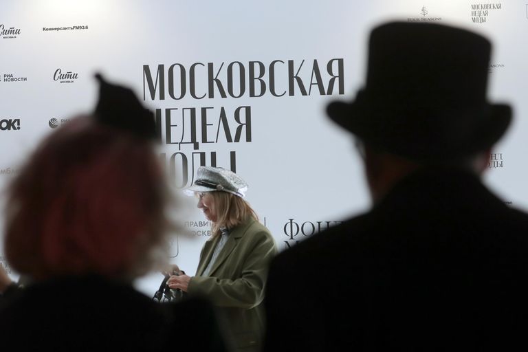 Посетители на Московской недели моды в Центральном выставочном зале Манеж Посетители на Московской недели моды в Центральном выставочном зале Манеж