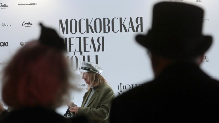 Посетители на Московской недели моды в Центральном выставочном зале Манеж Посетители на Московской недели моды в Центральном выставочном зале Манеж