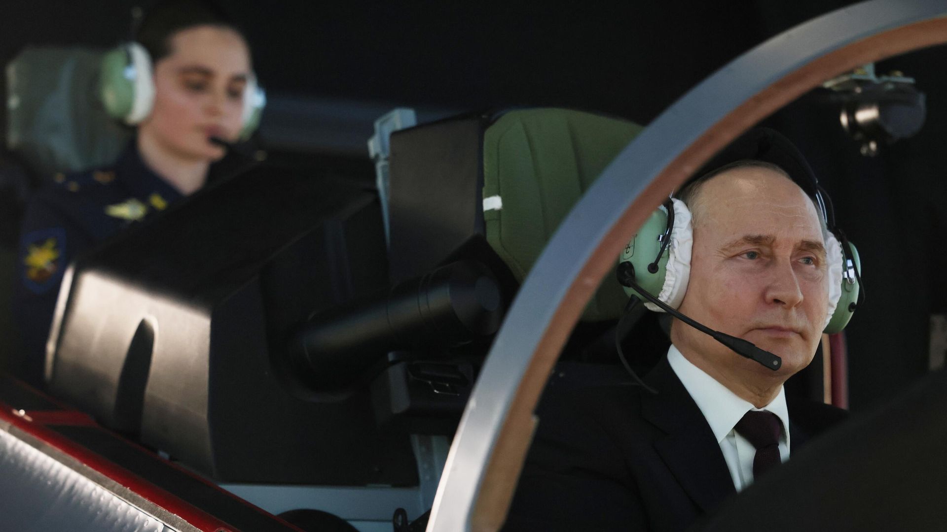 Президент РФ Владимир Путин на учебном тренажере в Краснодарском высшем военном авиационном училище летчиков имени Героя Советского Союза А. К. Серова. 7 марта 2024 Президент РФ Владимир Путин на учебном тренажере в Краснодарском высшем военном авиационном училище летчиков имени Героя Советского Союза А. К. Серова. 7 марта 2024 - РИА Новости, 1920, 07.03.2024