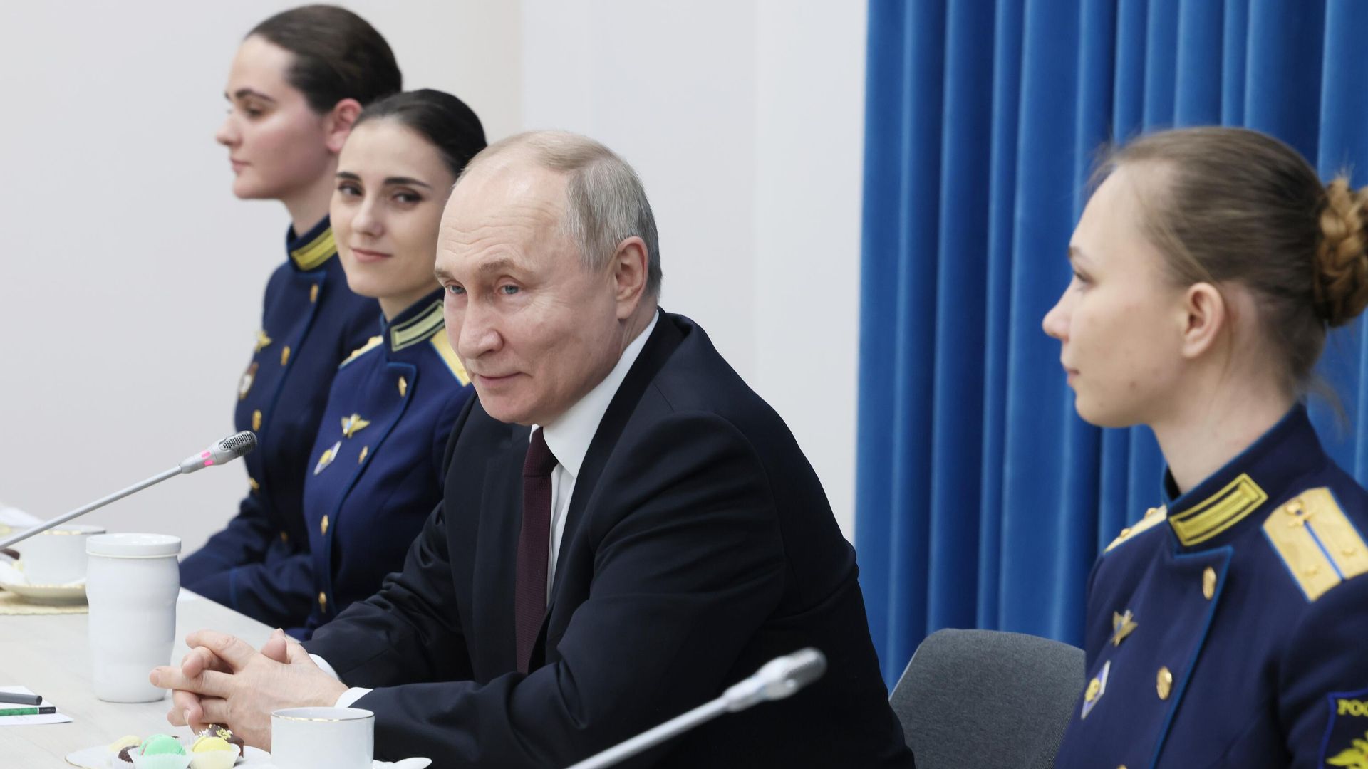 Президент РФ Владимир Путин проводит встречу с выпускниками Краснодарского высшего военного авиационного училища летчиков имени Героя Советского Союза А. К. Серова. 7 марта 2024 Президент РФ Владимир Путин проводит встречу с выпускниками Краснодарского высшего военного авиационного училища летчиков имени Героя Советского Союза А. К. Серова. 7 марта 2024 - РИА Новости, 1920, 07.03.2024